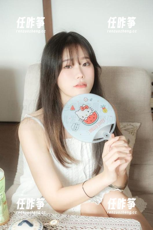 Sira(시라)的白色美图套图，真是让人一会儿看，一会儿发呆，白到闪瞎眼。