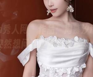 Xiuren秀人网 - 作品：周慕汐fairy的自拍，突然想问这背景哪里找的，太有趣