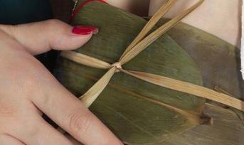 丽柜 - 图片中允儿的吊带造型，完全打破了我的审美底线，原图看得很透彻有木有。