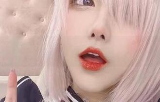 制服魅惑—啾小妍如何在私房美图中玩转个性