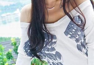 嗲囡囡 - 在陈雅漫VICKY的学姐合集里，翻得不只是照片，还有那种淡淡的青涩