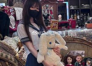 妖君白研新作：裸足写真，没想到人可以踩着情绪拍照，这脑洞开得有点大！