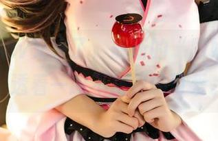 小仓千代w又来了，最新的“厨娘”照片，透着一股不搭界的可爱。