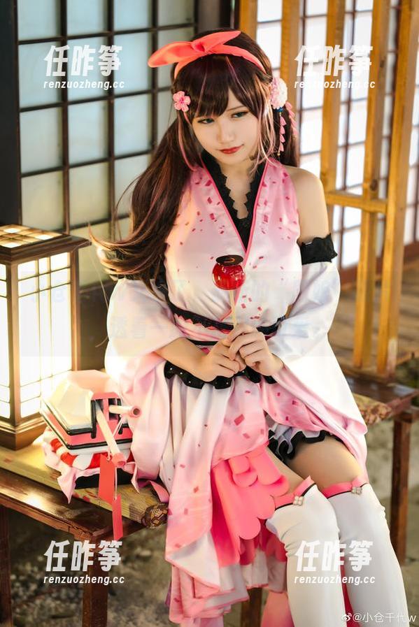 小仓千代w又来了，最新的“厨娘”照片，透着一股不搭界的可爱。