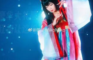 一秒从豪华大礼服到街头随性，御子Yumiko的红裙让这组写真变得多面，观察入微。