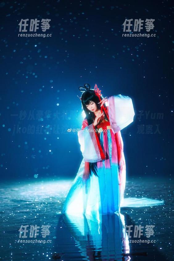 一秒从豪华大礼服到街头随性,御子Yumiko的红裙让这组写真变得多面,观察入微。-任昨筝 一秒从豪华大礼服到街头随性,御子Yumiko的红裙让这组写真变得多面,观察入微。-任昨筝
