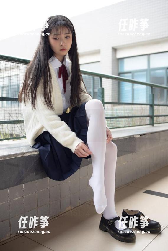 森萝财团-Aika 森萝财团 - 瞧瞧Aika的可爱学妹丝足,分享了这些图片,脚趾都在开party!
