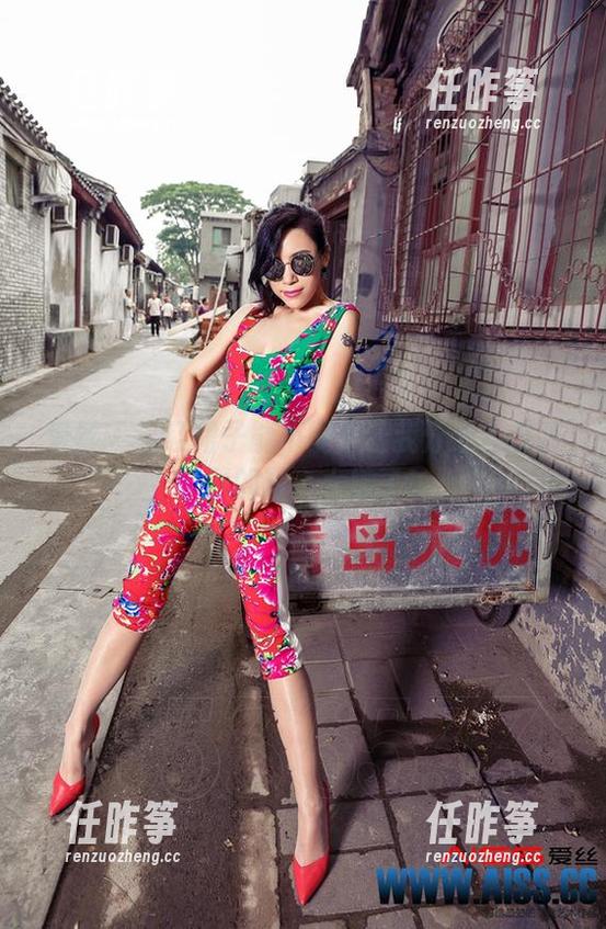 爱丝-佳慧 爱丝 - 这红裙子能不能不让我分心?观看佳慧的写真太撩了!