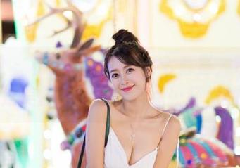 爱蜜社 - 私房里的李李七七喜喜，带来的不仅是美脚，还有一点点…轻松的气息