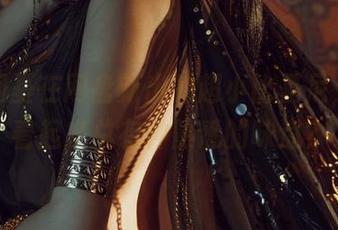 秋和柯基在网盘新出的超小比基尼，怎么看起来总有种熟悉的味道？