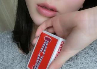 微密圈 - 童小芯的黑丝在线，图片里的空气都弥漫着小心思，哈哈，真绝了！