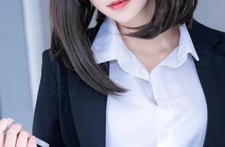 在卧室里，蓝小沂KiKi的居家乐翻了——COS成了最好的遮羞布