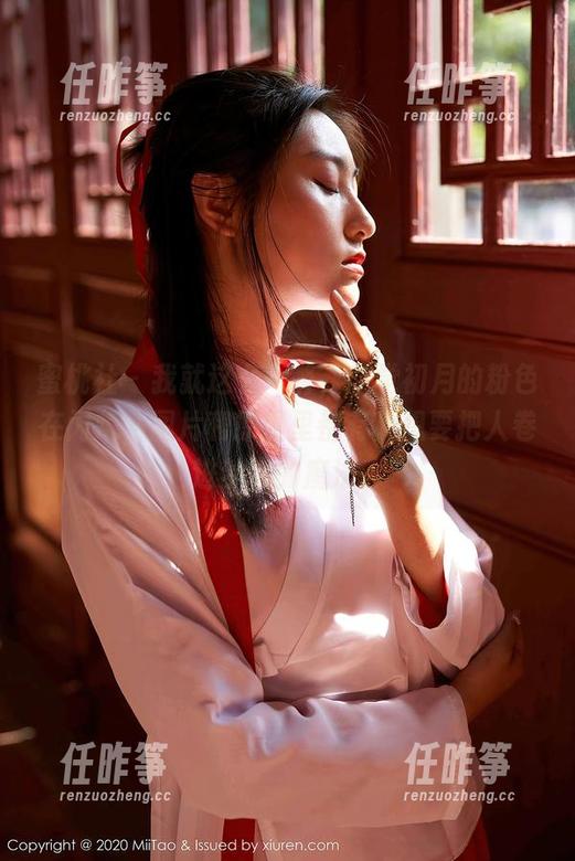 蜜桃社-初月 蜜桃社 - 我就这么一瞥,感觉初月的粉色在闪烁,图片和原图里都有种想要把人卷进梦境的魔法。
