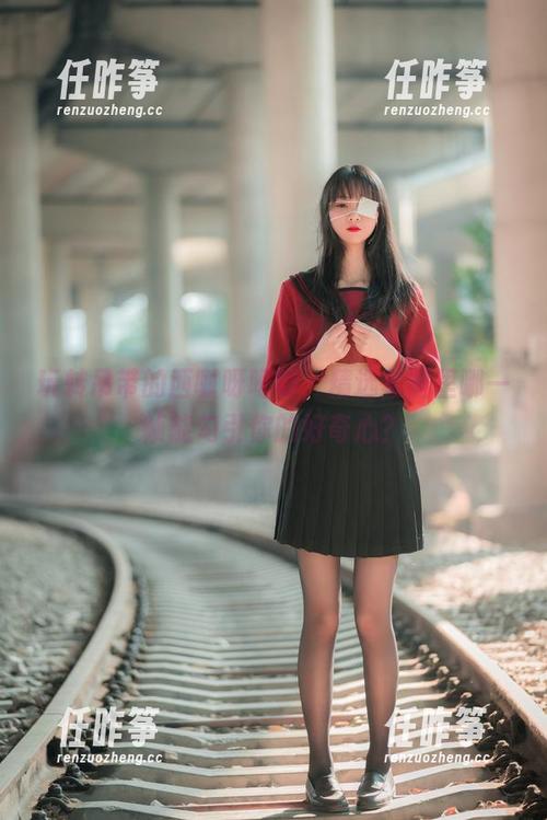 西呱呀呀呀 玩转吊带的西呱呀呀呀,精选套图里哪一帧能勾引你的好奇心?
