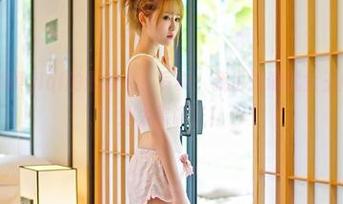 青豆客 - 琪琪qlql的最新女王写真：我也想试试女王的气质，可她太高调了！