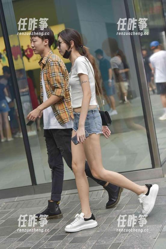 魔镜街拍-婷婷 魔镜街拍 - 午后的休闲气息里,婷婷用包臀灰裙和薄丝私房作品扮演着办公室小妖精