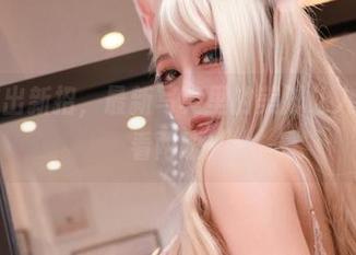 黑白御猫出新招，最新写真里的美脚让人忍不住多看两眼！